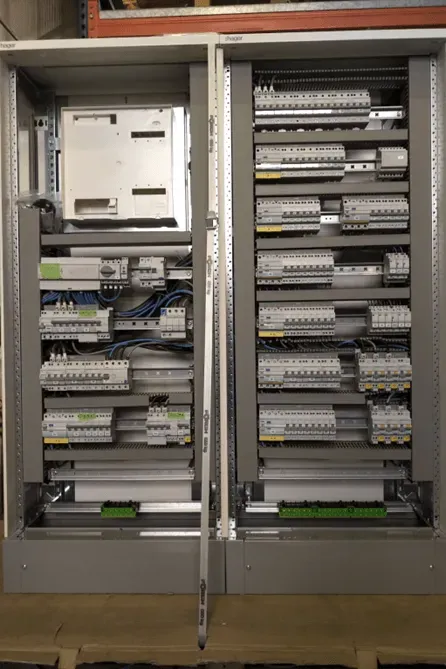 montage câblage découpe et intégration de boîtiers coffrets