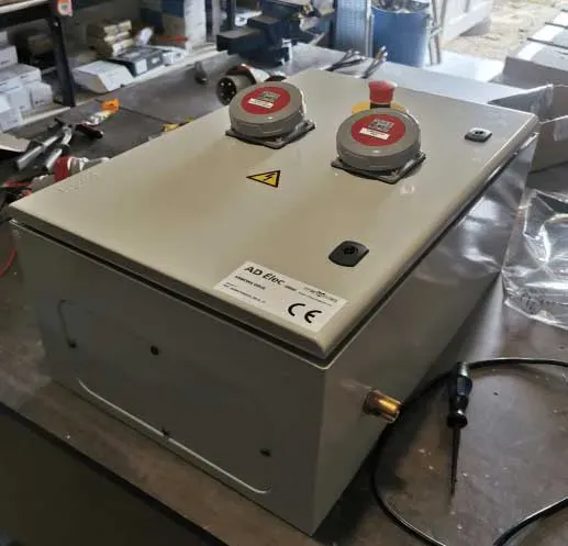 montage câblage découpe et intégration de boîtiers coffrets