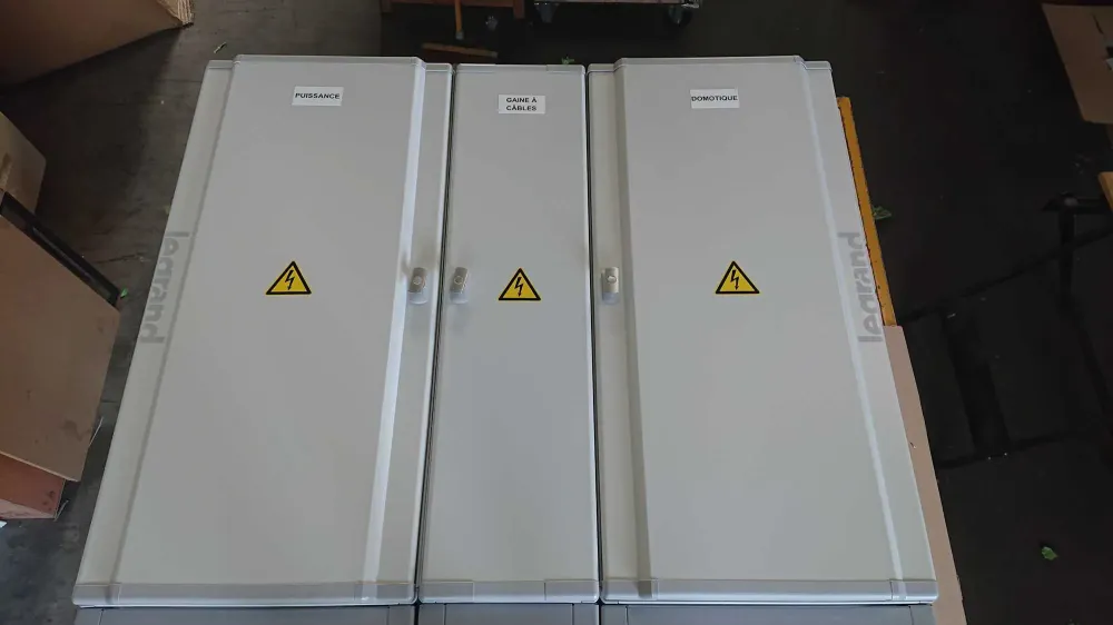 montage câblage découpe et intégration de boîtiers coffrets